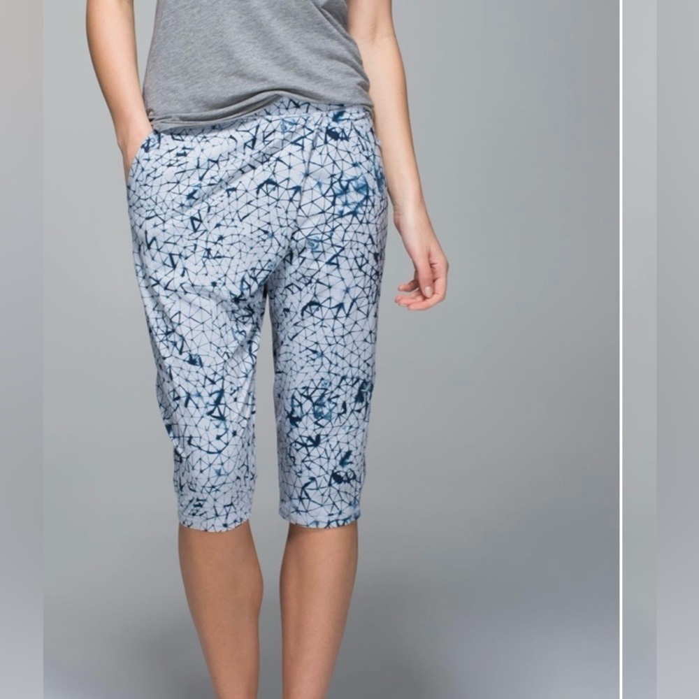 Lululemon Retreat Yogi Crop
Star Crushed Silver Fox Deep Navy size 6